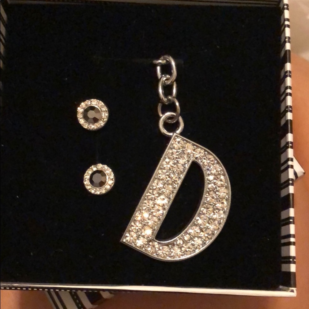‼️ initial key chain with pair of earrings‼️❗️
